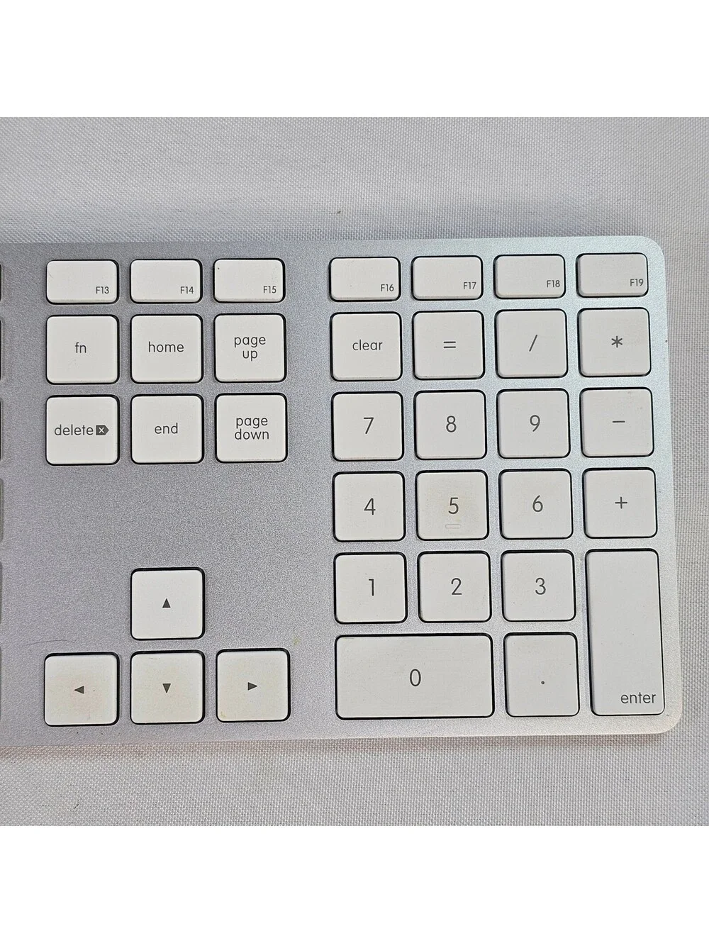 Apple A1243 Wired USB Keyboard with Numeric Keypad Aluminum Silver MB110LL/A